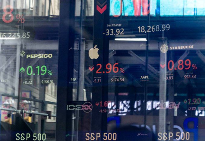 米ナスダック市場に上場している米ＩＴ大手アップルの株価＝２０２４年３月４日、米ニューヨーク（ＥＰＡ時事）