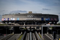 五輪のシンボルマークが取り付けられた仏シャルル・ドゴール空港の第１ターミナル＝４月２３日（ＡＦＰ時事）