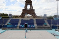公開されたビーチバレーボール会場となるエッフェル塔前の競技場＝１０日、パリ