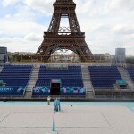 エッフェル塔前の競技場公開　ビーチバレーボールの会場―パリ五輪