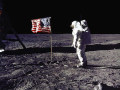 アポロ11号の飛行士が人類で初めて月に降り立つ