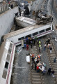 スペインで高速鉄道が脱線、死傷者210人