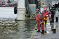 大雨で増水した神戸・都賀川で、児童ら5人が流され死亡