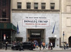 米ニューヨーク市マンハッタン中心部に登場したトランプ米大統領の「大統領ツイッター図書館」＝2017年6月16日、ニューヨーク【時事通信社】