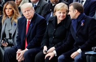 パリの第１次大戦終結１００年記念式典に出席するトランプ米大統領（左から２人目）。右隣はメルケル独首相とマクロン仏大統領＝2018年11月11日、パリ【ＡＦＰ時事】