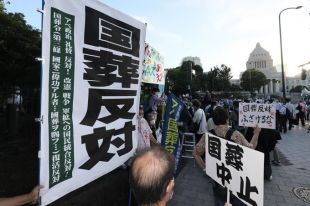 安倍晋三元首相の国葬反対を訴えるデモに参加するため集まった人たち＝2022年8月31日、国会前【時事通信社】