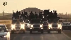 武装トラックに乗るイスラム国の兵士たちとされる映像。ネット上のイスラム国の公式サイト上に９月２３日公開された（ＡＦＰ＝時事）