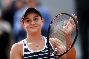 全仏オープンテニス女子シングルスで優勝し、喜ぶアシュリー・バーティ＝２０１９年６月８日、パリ【ＡＦＰ時事】