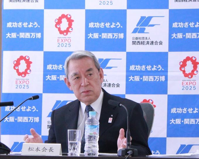 定例記者会見に臨む松本正義関西経済連合会会長＝４月、大阪市（同会提供）【時事通信社】