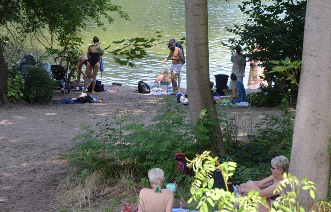 湖水浴を楽しむベルリン市民＝２０２３年６月