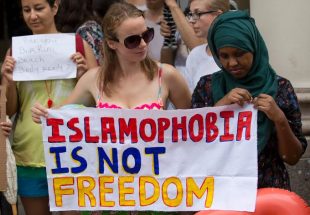 フランスのビーチでブルキニ着用が禁じられたことに抗議する女性たち＝2016年8月、英ロンドン【ＡＦＰ時事】