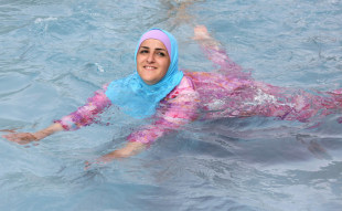 肌を露出しない水着「ブルキニ」で泳ぐイスラム教徒の女性＝ベルリン【ＥＰＡ時事】