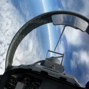 ３Ｇ→４Ｇ→５Ｇ！　空ではカメラが「鉄アレイ」、３６０度視界回転のアクロバット飛行◆空自「Ｔ４練習機」に乗ってきた（後編）【自衛隊探訪記】