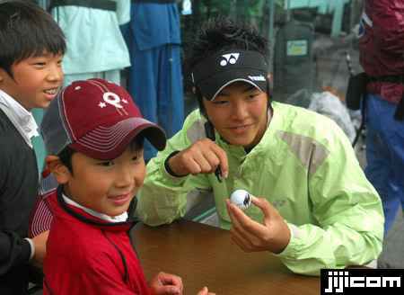 ◎小さなファンにサインボール 東建ゴルフ第２…：男子ゴルフ・石川遼