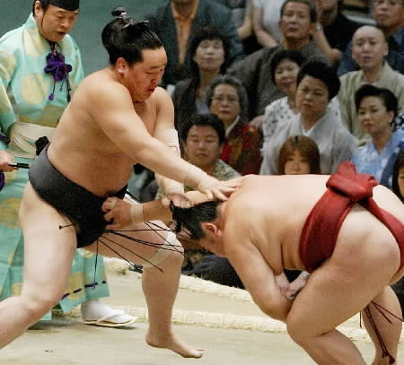 大相撲名古屋場所５日目・朝青龍（左）は旭鷲山のまげをつかみ反則負け（愛知県体育館）