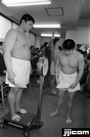 新弟子検査で貴花田（左）の体重を見る兄の若花田（大阪）　