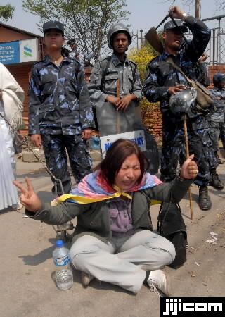 ◎泣いて抗議するチベット人女性 ネパールの首都カト…：チベット問題 写真特集：時事ドットコム