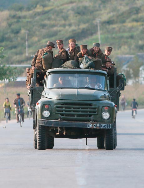 荷台に兵士を乗…：北朝鮮紀行 2013年秋～平壌から地方都市まで～ 写真特集：時事ドットコム