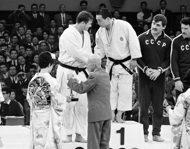 猪熊功1964年東京五輪・男子重量…：柔道、日本の五輪金メダリスト 写真