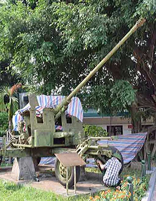 ５７ｍｍ高射砲。旧ソ連製。１９６５～６８…：ベトナム軍事歴史博物館 写真特集：時事ドットコム