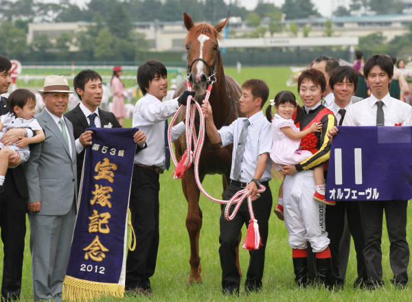 ◎オルフェーヴルがＧＩ５勝目 中央競馬…：奇跡の馬 オルフェーヴル 写真特集：時事ドットコム