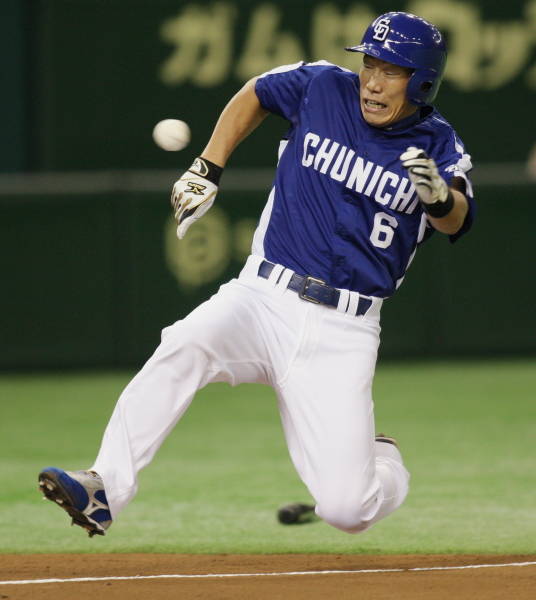 巨人戦の１回、中日の井端弘和が三塁打を…：「侍ジャパン」 井端弘和