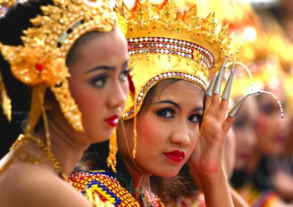 タイ文化祝賀祭で出番を待つ伝統王宮舞踊の衣装…：魅惑のタイ伝統舞踊 写真特集：時事ドットコム
