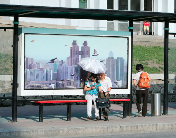 バス停で日傘を…：素顔の北朝鮮 ２０１３～木炭車、ソーラーパネルも～写真特集：時事ドットコム