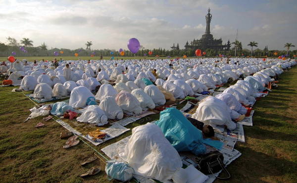インドネシア・バリ島のデンパサルで、イスラム教のラマダン（断食月）明けの大祭「イード・アル・フィトル」の礼拝に参加した…