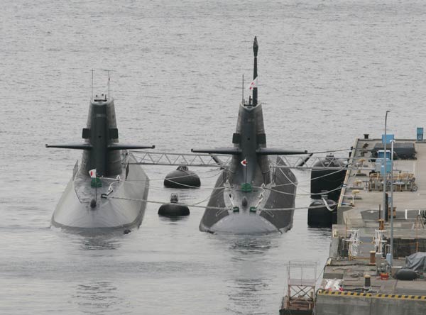 米海軍横須賀基地に停泊する海上…：海上自衛隊「そうりゅう」型潜水艦 
