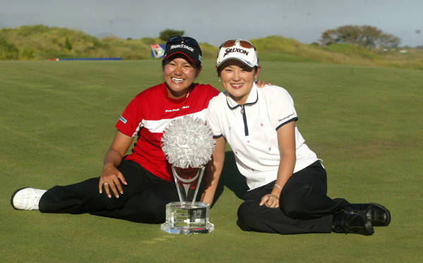 第１回女子Ｗ杯ゴルフに優勝し、記念撮影に臨む…：女子ゴルフ・宮里藍 