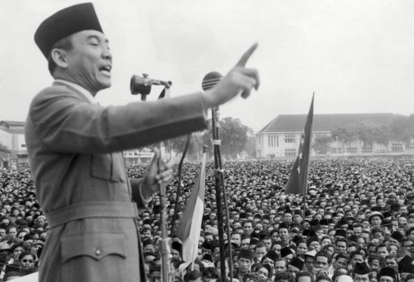 スカルノ インドネシアの初代大統領。植民地時代…：教科書で見たかも 写真特集：時事ドットコム