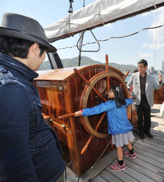 観光丸の木製の舵輪を回す格好…：「日本丸」の雄姿～長崎帆船まつり ...