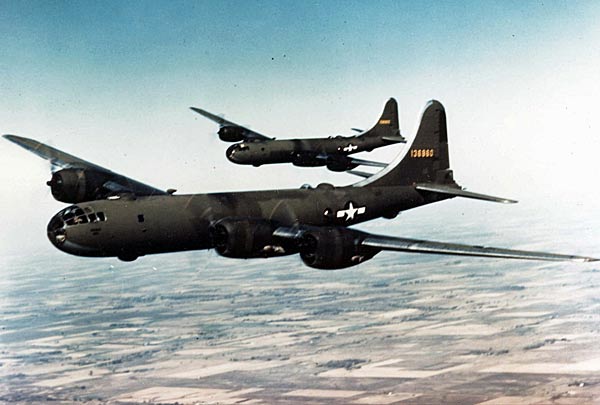 米カンザス州上空を飛行する２機のＹ…：「超」空の要塞 Ｂ２９爆撃機 写真特集：時事ドットコム