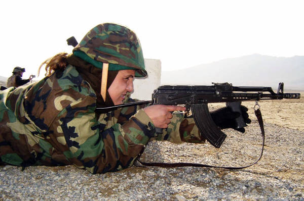ＡＭＤ６５自動小銃で射撃の訓練をするアフガニ…：世界の小銃・機関銃 