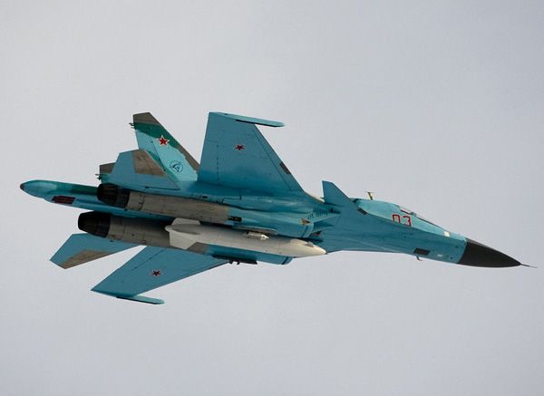 モスクワ郊外のクビンカ空軍基地上空を飛行するロシ…：ロシアの軍用機 