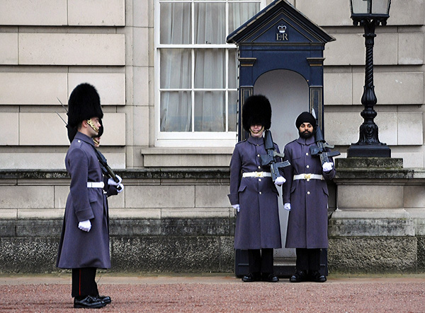 英ロンドンのバッキンガム宮殿で行われる衛兵交…：世界の衛兵・儀仗隊 ...