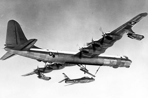 戦闘機運搬機コンベアＧＲＢ３６ Ｂ３６の巨体を生か…：異形の航空機 写真特集：時事ドットコム