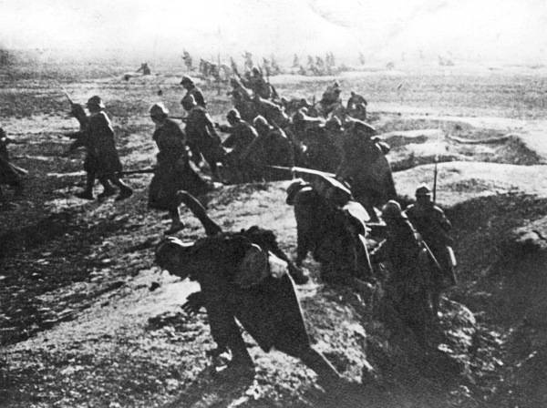 第１次世界大戦のベルダンの戦いで、敵陣への攻撃の…：第１次世界大戦 写真特集：時事ドットコム