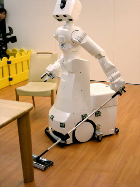 家事支援ロボット「ＡＲ」。椅子をどけた後、モップで床を掃除する（東京・文京区の東京大学）（2008年10月24日）　旧…