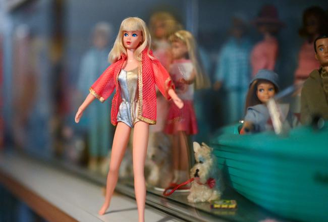 可動式の腕と脚を備えた…：完全なる美のミニチュア バービー人形展