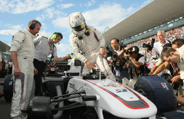 ２０１０年の日本ＧＰ決勝に向け、グリッドで準備…：Ｆ１ 小林可夢偉 写真特集：時事ドットコム