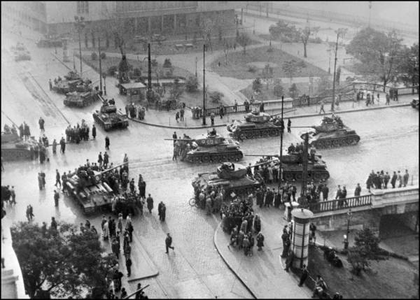 ハンガリーの首都ブダペストで１９５６年１…：ハンガリー動乱1956 写真特集：時事ドットコム