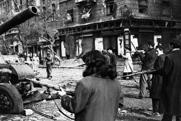 ハンガリーの首都ブダペストで１９５６年１…：ハンガリー動乱1956 写真特集：時事ドットコム