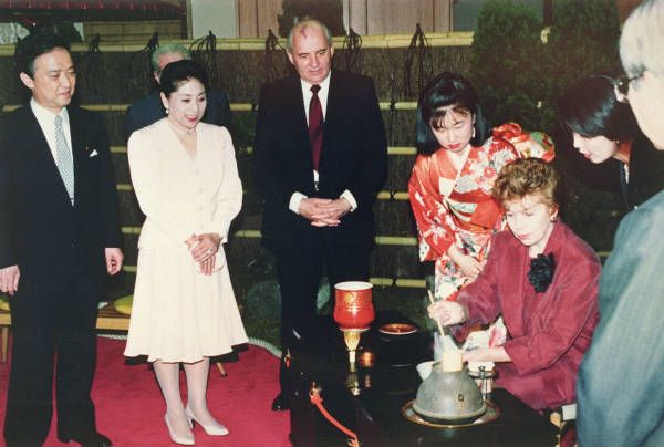 首相主催晩さん会で、お茶…：日本のファーストレディー 歴代首相夫人 写真特集：時事ドットコム