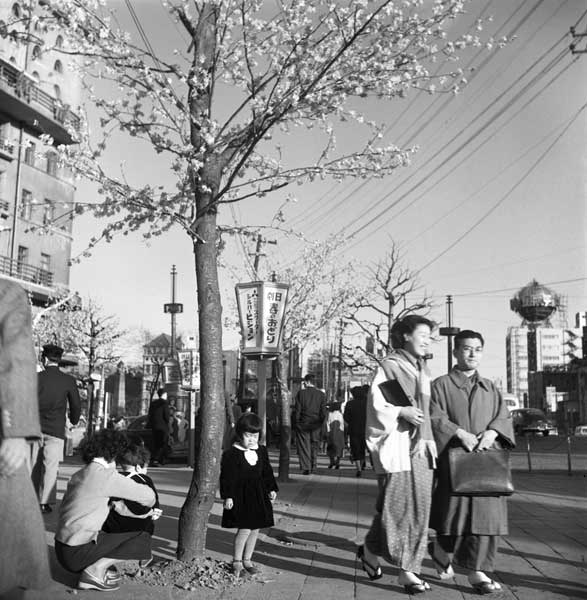 昭和２８年、東京・銀座の通りを歩く着物姿のカップルと…：昭和の街角 写真特集：時事ドットコム