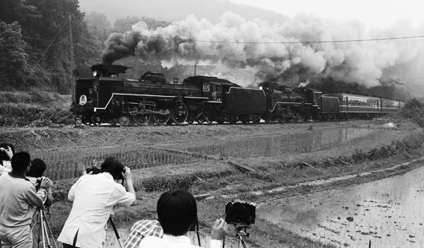 ＳＬ 昭和５５年、仁保峠の急こう配を黒煙を吐きなが…：昭和のブーム 写真特集：時事ドットコム