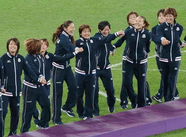 サッカー女子の表彰式で手をつなぎ、笑顔を…：ロンドン五輪メダリスト 