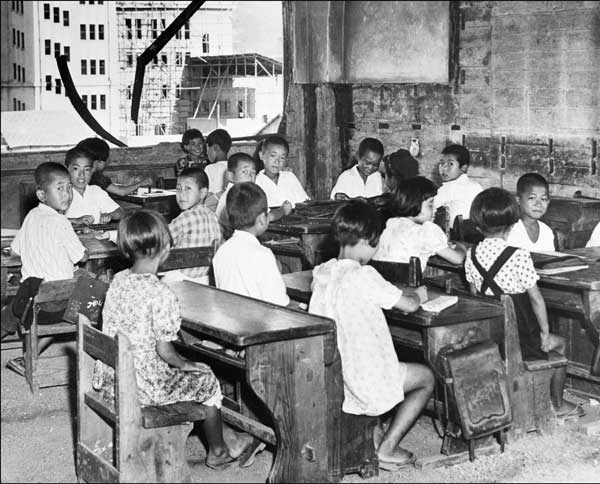 昭和２３年原爆が投下されて３年後の広島市で、授業…：昭和の子供たち 写真特集：時事ドットコム