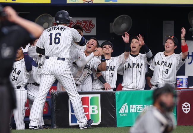 阪神との強化試合の５回、２打席連続となる３ランを放ち、チームメートに迎えられる野球日本代表の大谷翔平（左手前）＝京セラ…